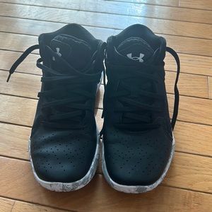 Boys size 6.5 excellent condition basketball shoes.